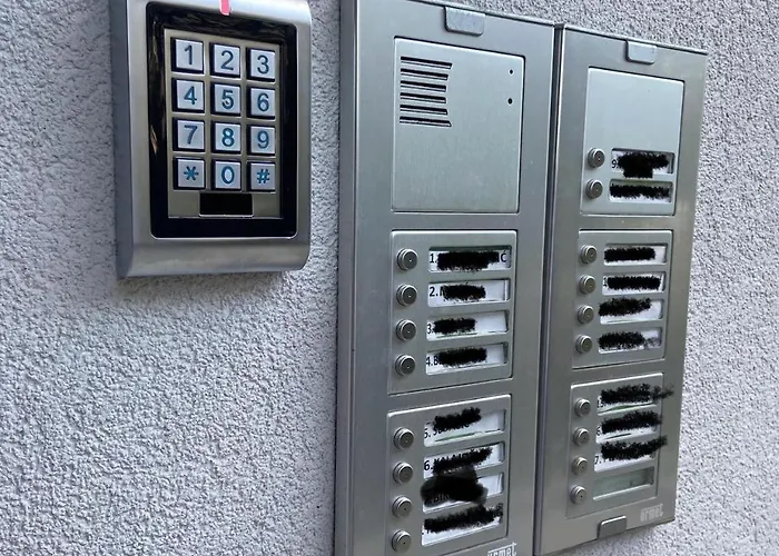 Dbr -dobrinja Sarajevo-free Garage 塞拉耶佛